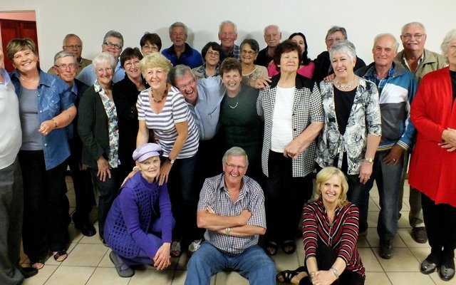 ‘n vrolike “familie-groep”, die NGK Koorlede tydens hul Jaareindfunksie, met hulle Koorleier, Aletta Lochner, 2de van links